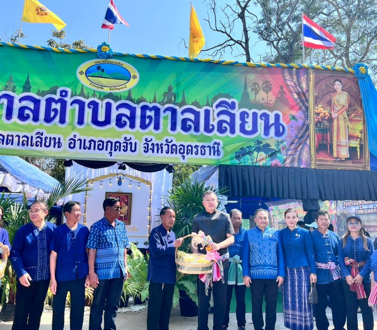 กองสวัสดิการสังคม นำกลุ่มอาชีพออกร้านจำหน่ายสินค้า ในงานประเพณีของดีอำเภอกุดจับ