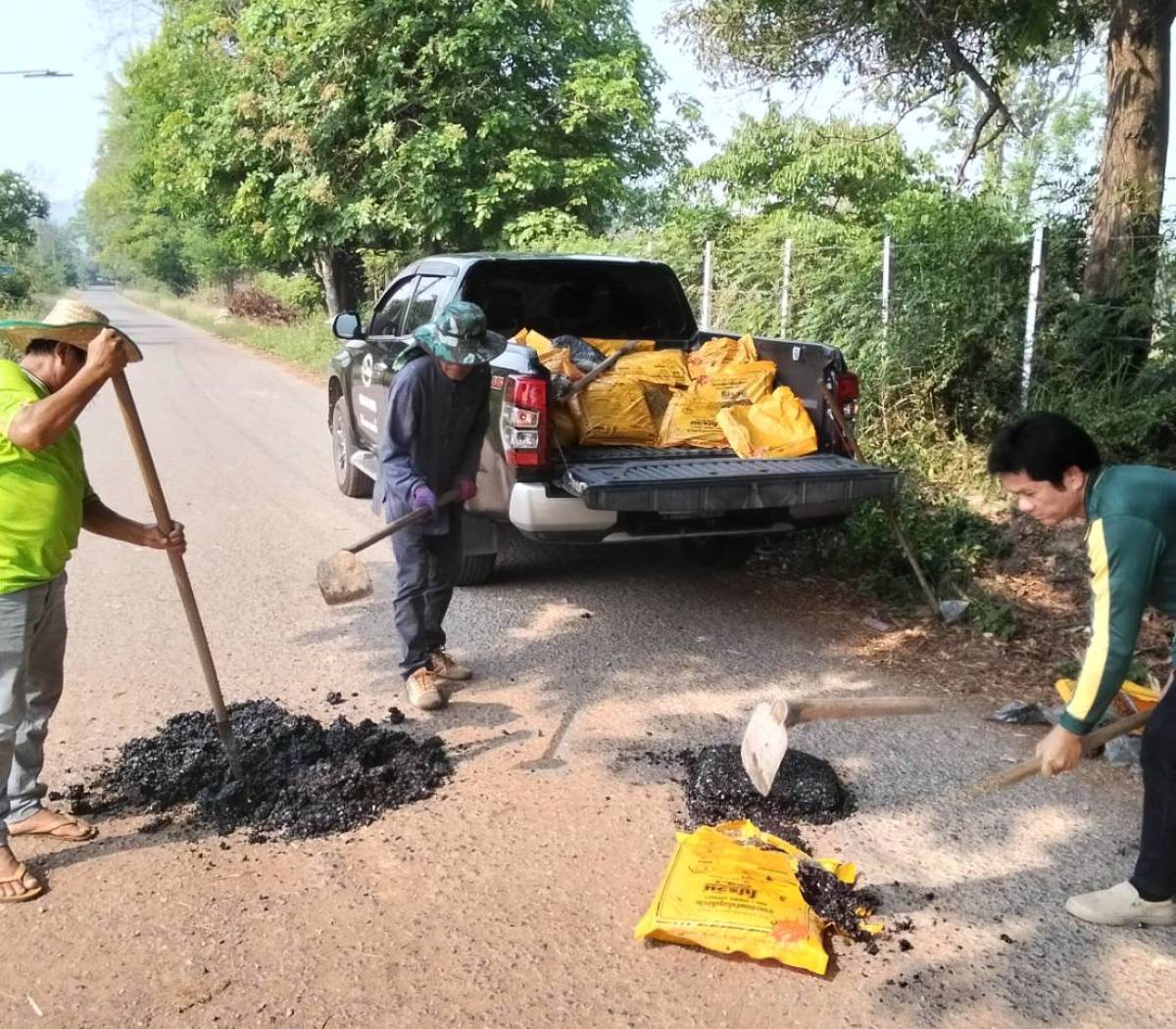 ลงพื้นที่สำรวจและซ่อมแซมถนน ภายในเขตเทศบาลตำบลตาลเลียน ในจุดที่ประชาชนได้รับความเดือดร้อน ซึ่งบัดนี้ได้ดำเนินการแก้ไขซ่อมแซมเสร็จเรียบร้อยแล้ว